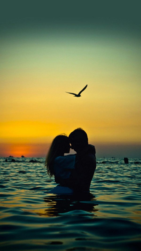 На море парень и девушка