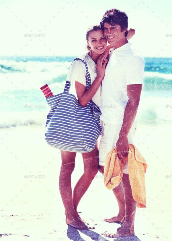 На море парень и девушка