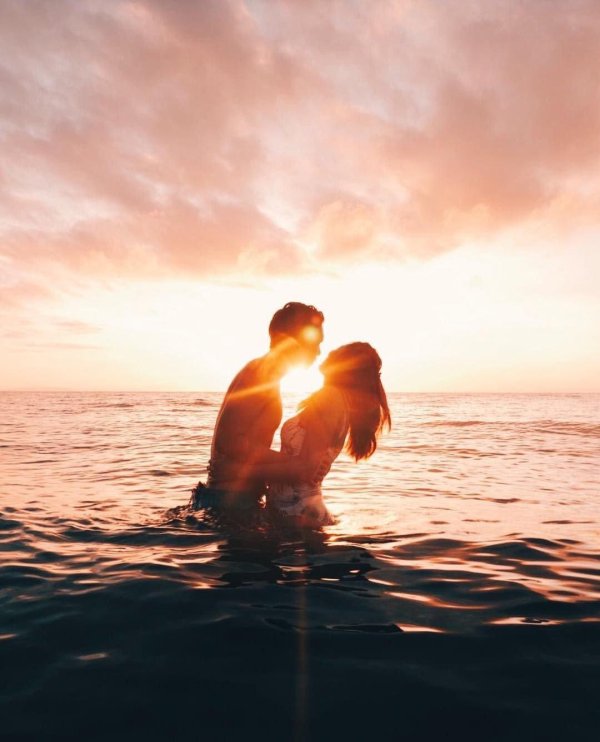 На море парень и девушка