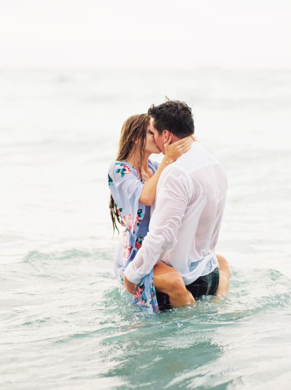 На море парень и девушка