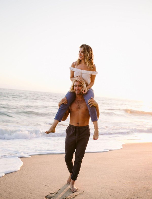 На море парень и девушка