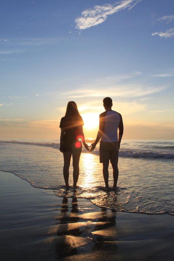 На море парень и девушка