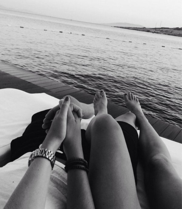 На море парень и девушка