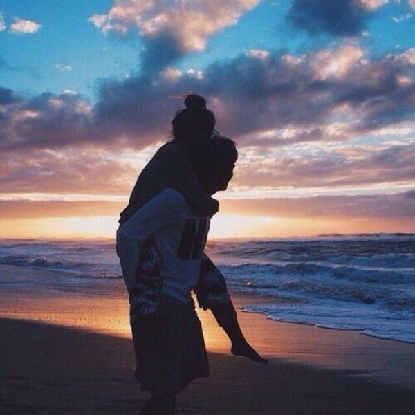 На море парень и девушка