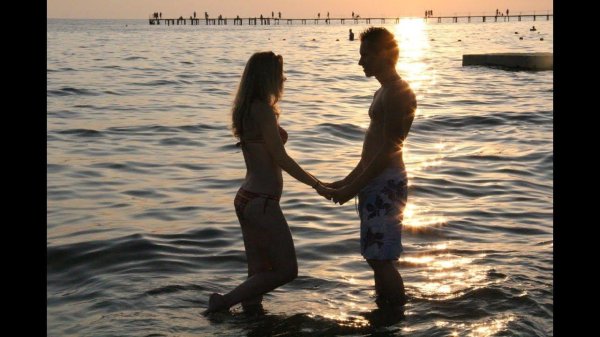 На море парень и девушка