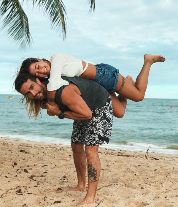 На море парень и девушка