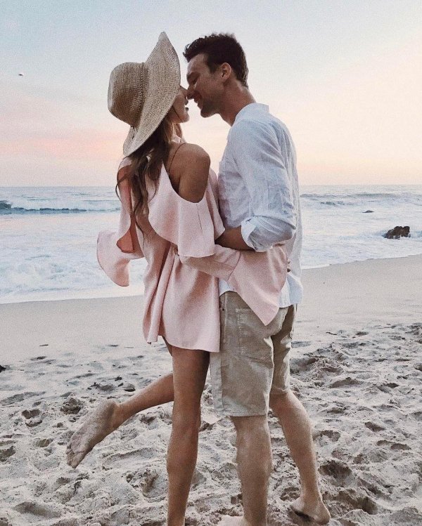 На море парень и девушка