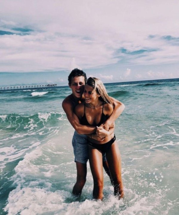 На море парень и девушка