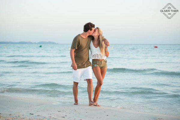 На море парень и девушка