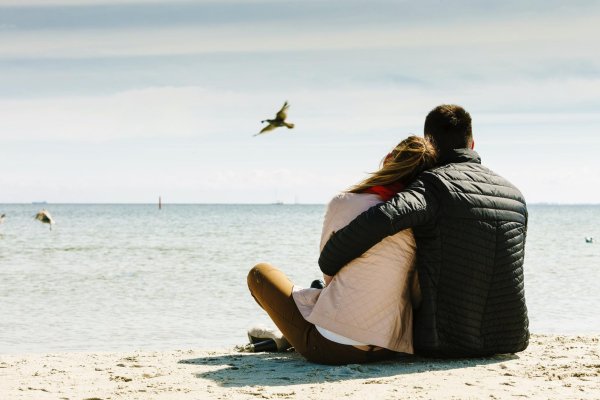 На море парень и девушка