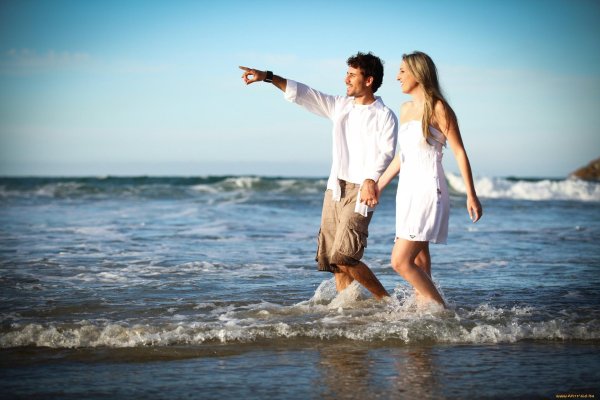 На море парень и девушка