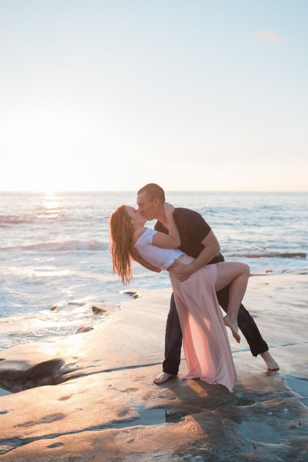 На море парень и девушка