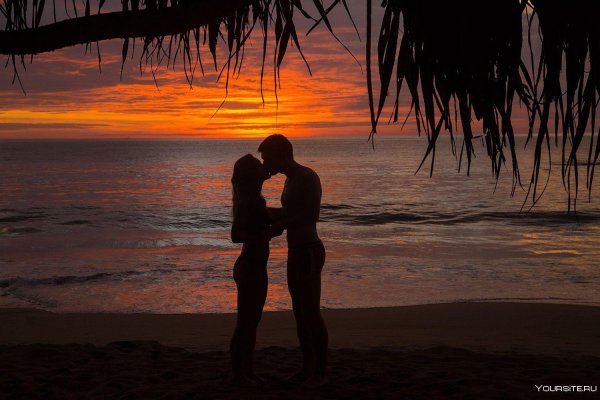 На море парень и девушка