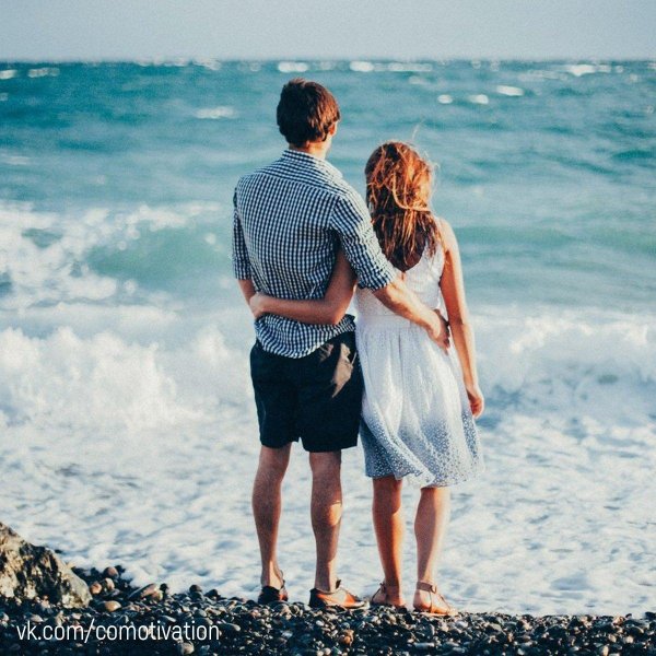 На море парень и девушка