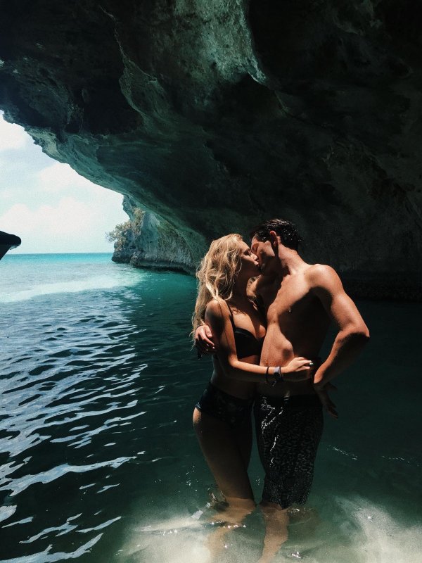 На море парень и девушка