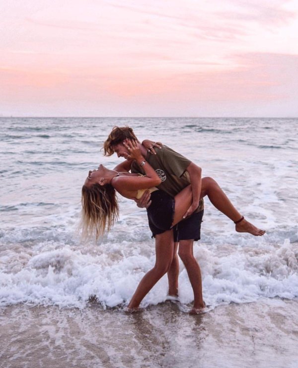 На море парень и девушка