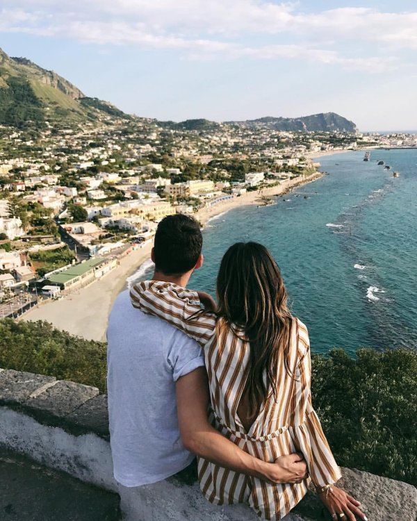 На море парень и девушка