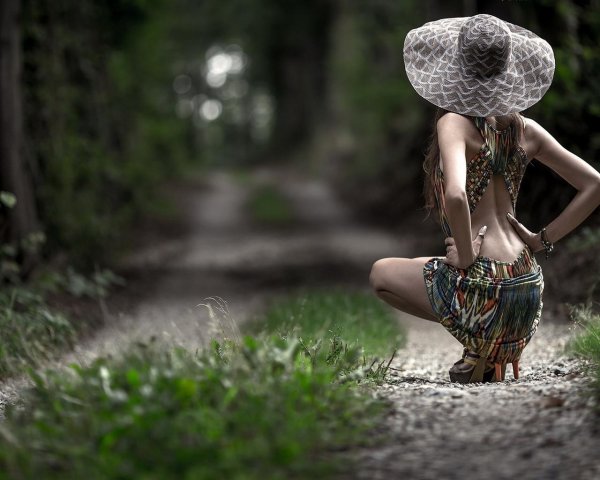 Девушка на природе со спины