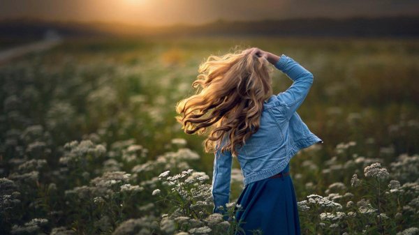 Девушка на природе со спины