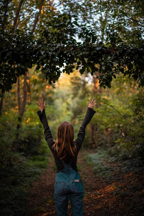 Девушка на природе со спины