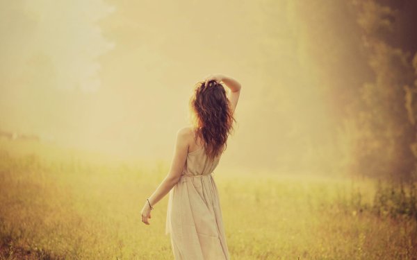 Девушка на природе со спины