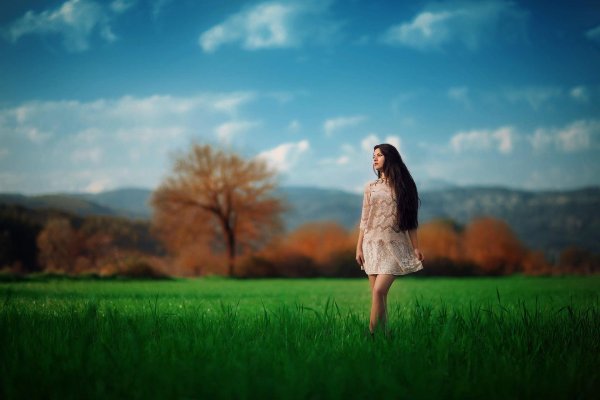 Девушка на природе со спины