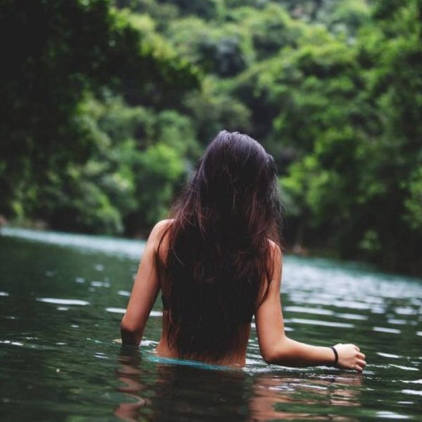 Девушка на природе со спины