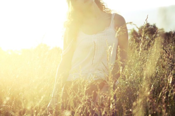 Девушка на природе со спины