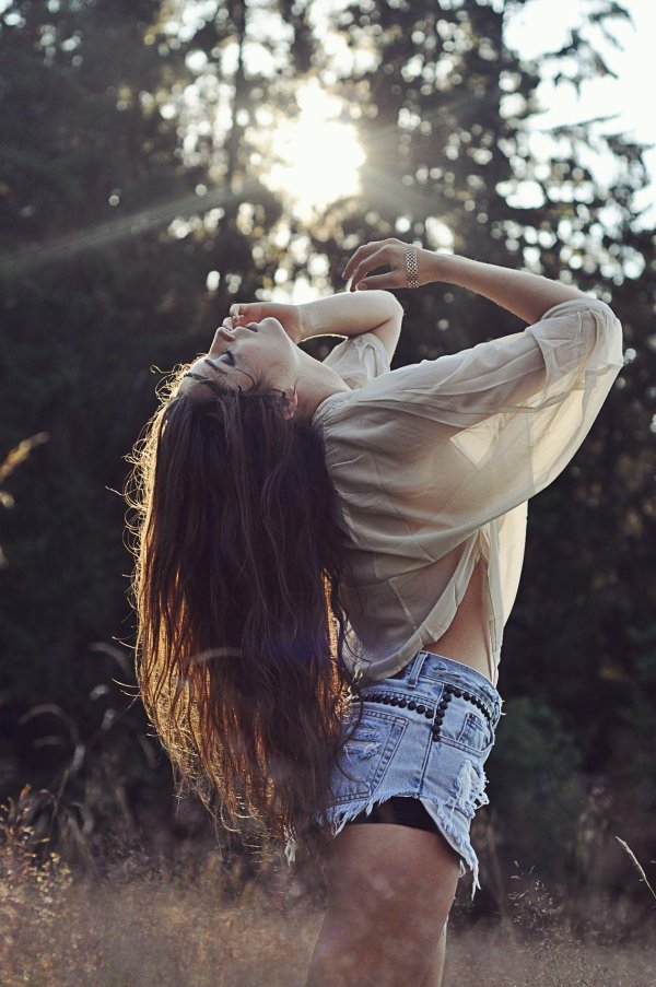 Девушка на природе со спины