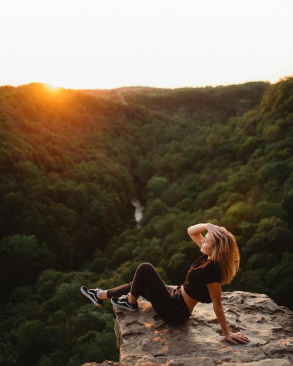 Девушка на природе со спины