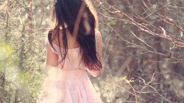 Девушка на природе со спины