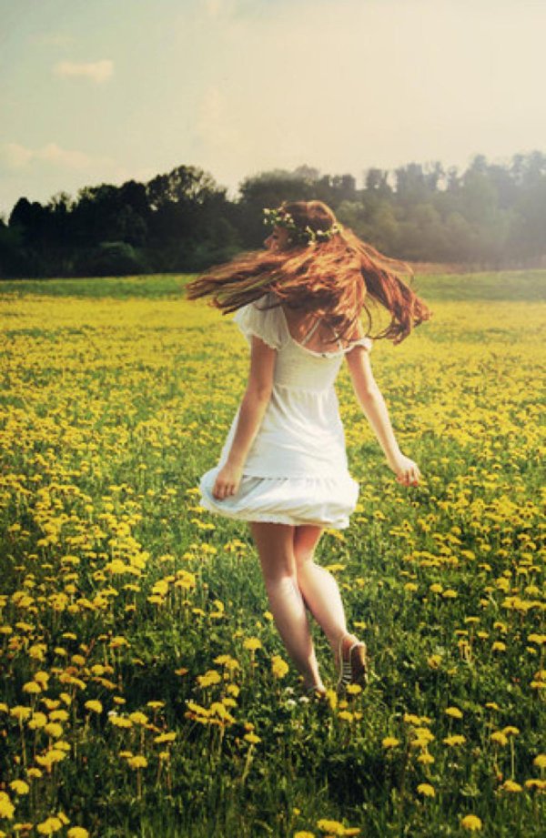 Девушка на природе со спины