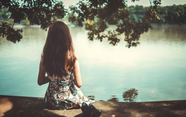 Девушка на природе со спины