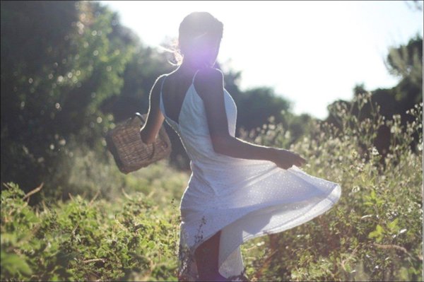 Девушка на природе со спины