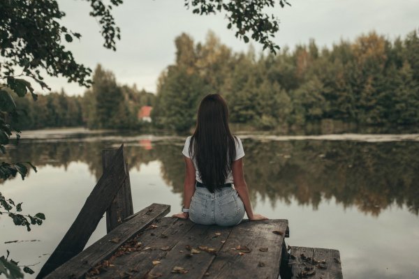 Девушка на природе со спины