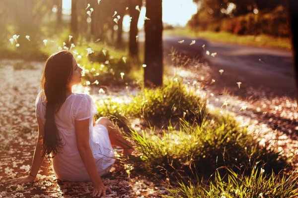 Девушка на природе со спины