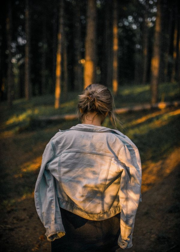 Девушка на природе со спины