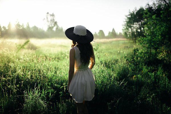 Девушка на природе со спины