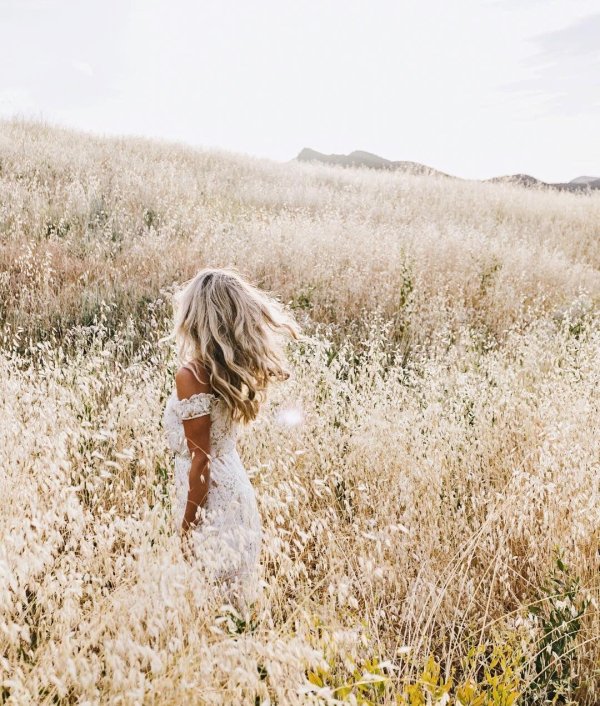 Девушка на природе со спины