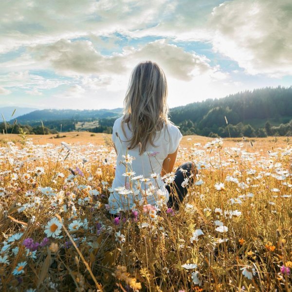 Девушка на природе со спины