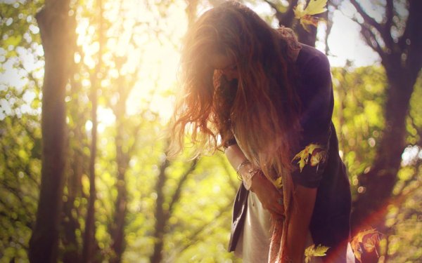 Девушка на природе со спины