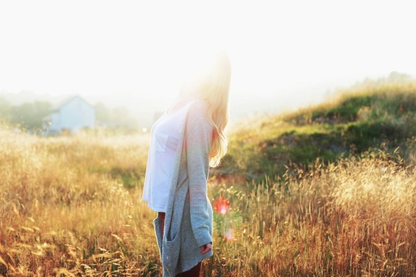 Девушка на природе со спины