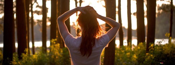 Девушка на природе со спины