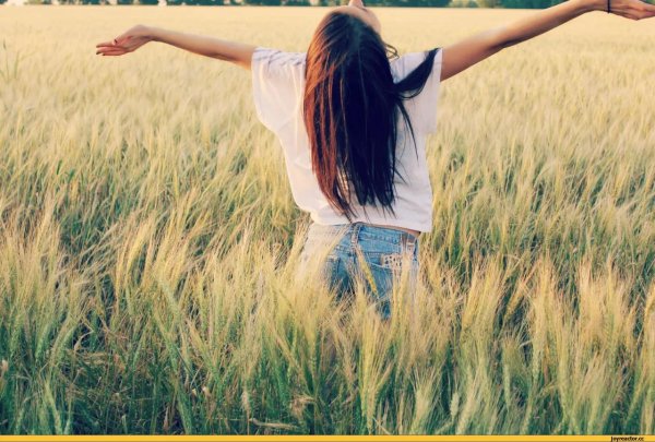 Девушка на природе со спины