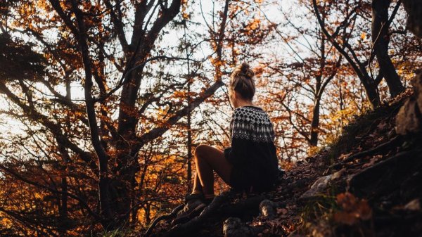 Девушка на природе со спины