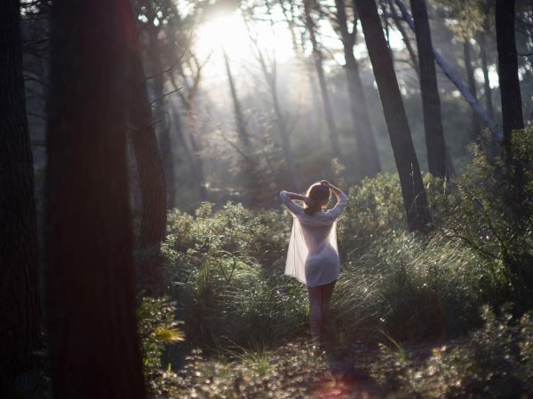 Девушка на природе со спины