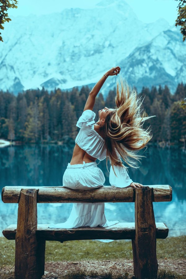 Девушка на природе со спины