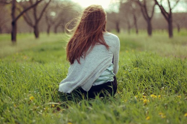 Девушка на природе со спины