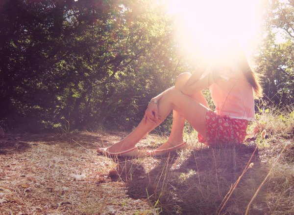 Девушка на природе со спины