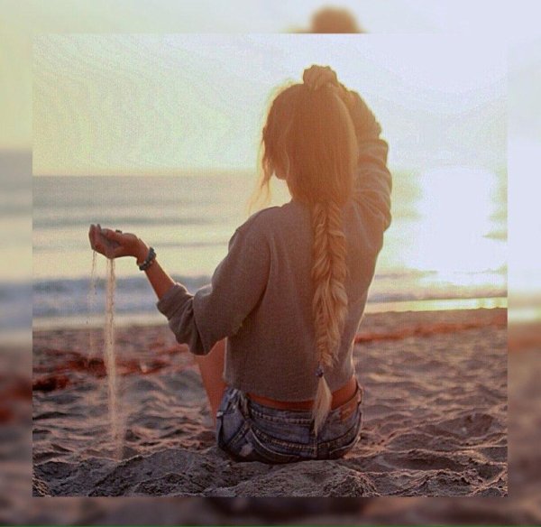 Девушка на природе со спины